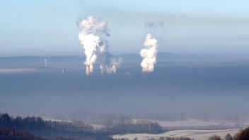Smog från kolkraftverk i södra Polen. Foto: Petr David Josek/AP/TT