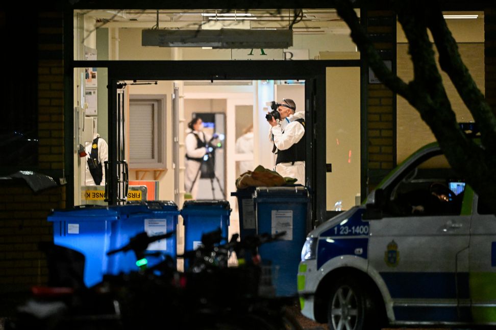 Polisens tekniker i Risbergska skolan i Örebro efter tisdagens skolskjutning. Pontus Lundahl/TT