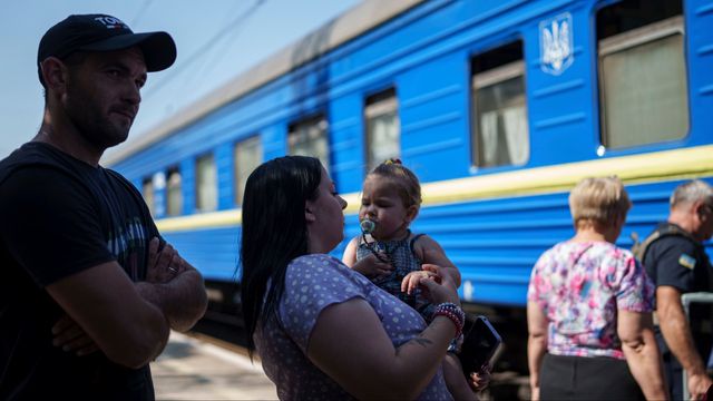 En familj står i kö till ett evakueringståg i Pokrovsk, Donetsk-regionen, Ukraina, måndagen den 19 augusti 2024. Den ukrainska järnvägen är på många sätt landets blodomlopp, både för att som här ta sig från frontnära områden, vanliga långdistansresor, för militär logistik och för godstrafik. Foto: AP Photo/Evgeniy Maloletka