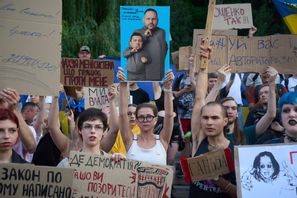 Lagändringen som godkändes förra veckan möttes av folkliga protester. Nu har den ersatts av en ny lag. Foto: Efrem Lukatsky/AP/TT