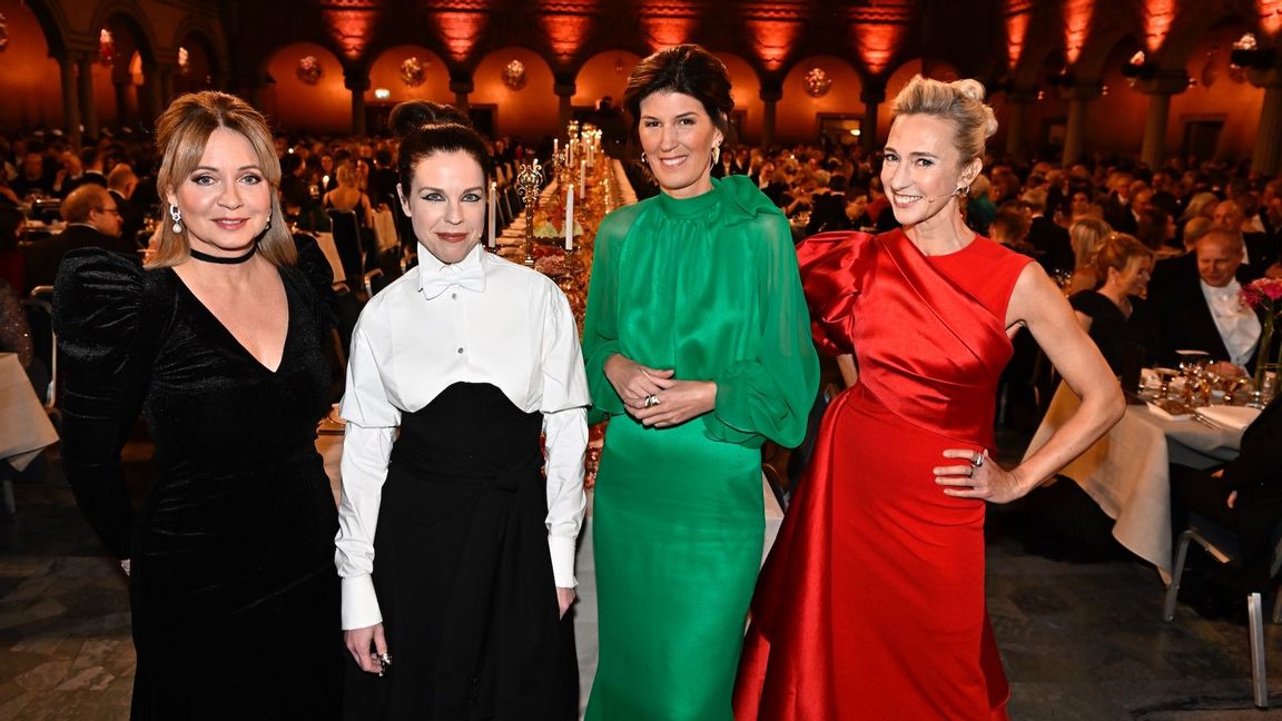 SVT:s programledare Pernilla Månsson Colt, Jessika Gedin, Cecilia Gralde och Victoria Dyring under Nobelbanketten i Stadshuset på lördagen. Foto: Pontus Lundahl/TT