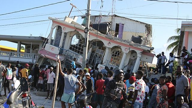 En människosamling utanför Petit Pas Hotel som förstörts av jordbävningen i Les Cayes, Haiti. Foto: Joseph Odelyn/AP/TT