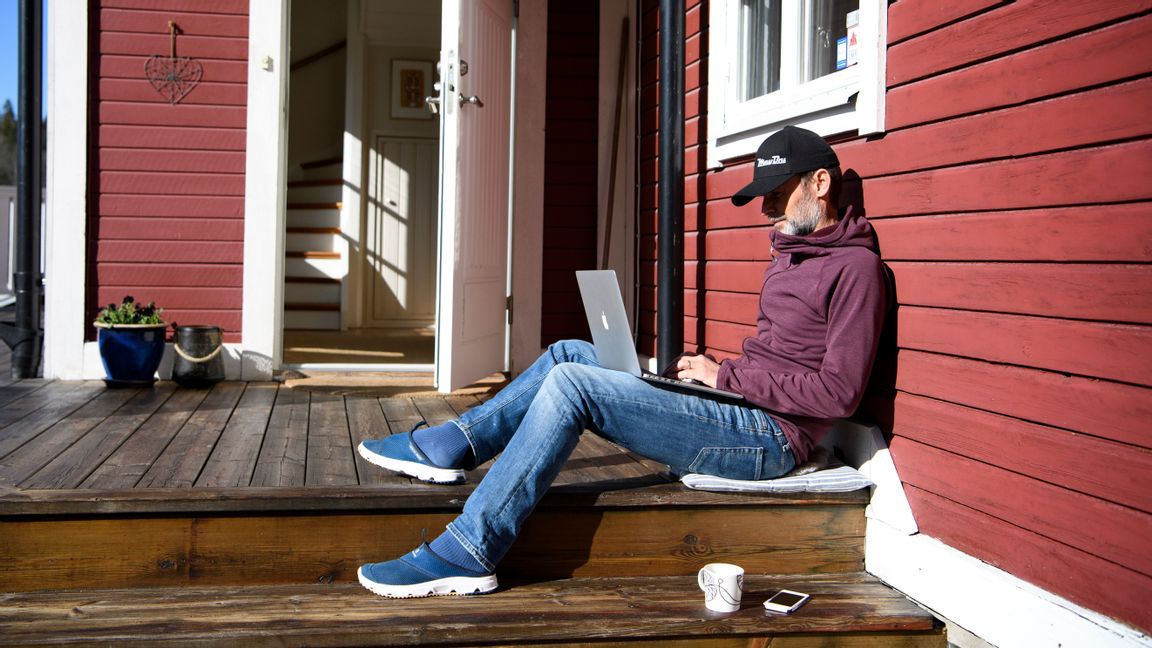 Man med bärbar dator jobbar hemifrån på sin altan. Arkivbild. Foto: Jessica Gow/TT.