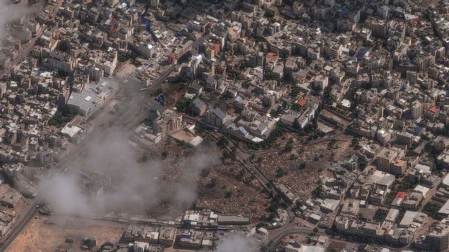 Sjukhuset som träffades av en raket. Foto: AP/TT