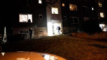 Polis på plats vid flerfamiljshuset på Hisingen där en man tagit en person som gisslan i en lägenhet. Foto: Björn Larsson Rosvall/TT