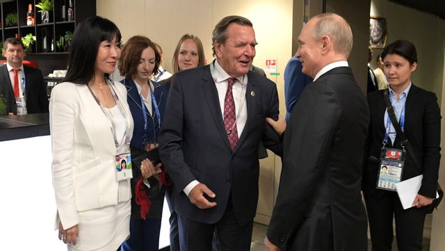 Gerhard Schröder och Vladimir Putin under fotbolls-VM i Ryssland 2018. Foto: CC BY 4.0/Wikimedia Commons