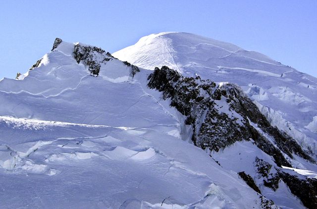Mont Blanc, Alpernas och västra Europas högsta berg har uppmätt plusgrader som en del av den pågående värmeböljan. Arkivbild. Foto: Patrick Gardin/AP/TT