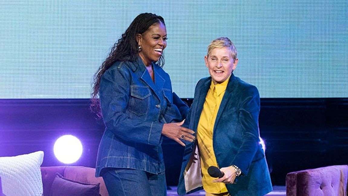 Ellen DeGeneres och före detta presidenthustrun Michell Obama vid lanseringen av den sistnämndas bok år 2022. Bild: AP Photo/Jose Luis Magana