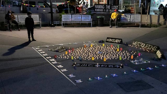 En minnesceremoni för avlidna i covid-19, Queens, New York, maj 2020. Enligt en ny studie var Queens en nod för smittspridningen i New York under våren 2020. Foto: Bebeto Matthews/AP/TT.