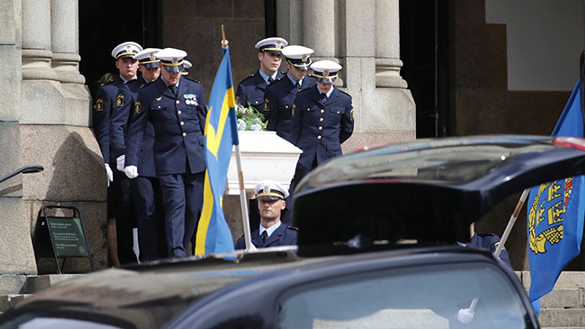 Hedersbegravning för mördade polisen Andreas Danman
