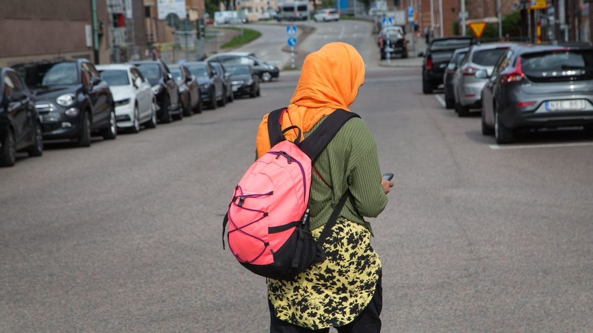 Kvinna med slöja promenerar på gata i Halmstad. Foto: Fotograferna Holmberg / TT 