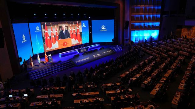 Interpols årsmöte hålls i Istanbul, Turkiet. Turkiets president Recep Tayyip Erdogan höll tal under mötets första dag, tisdag 23 november. Foto: Francisco Seco/AP/TT.