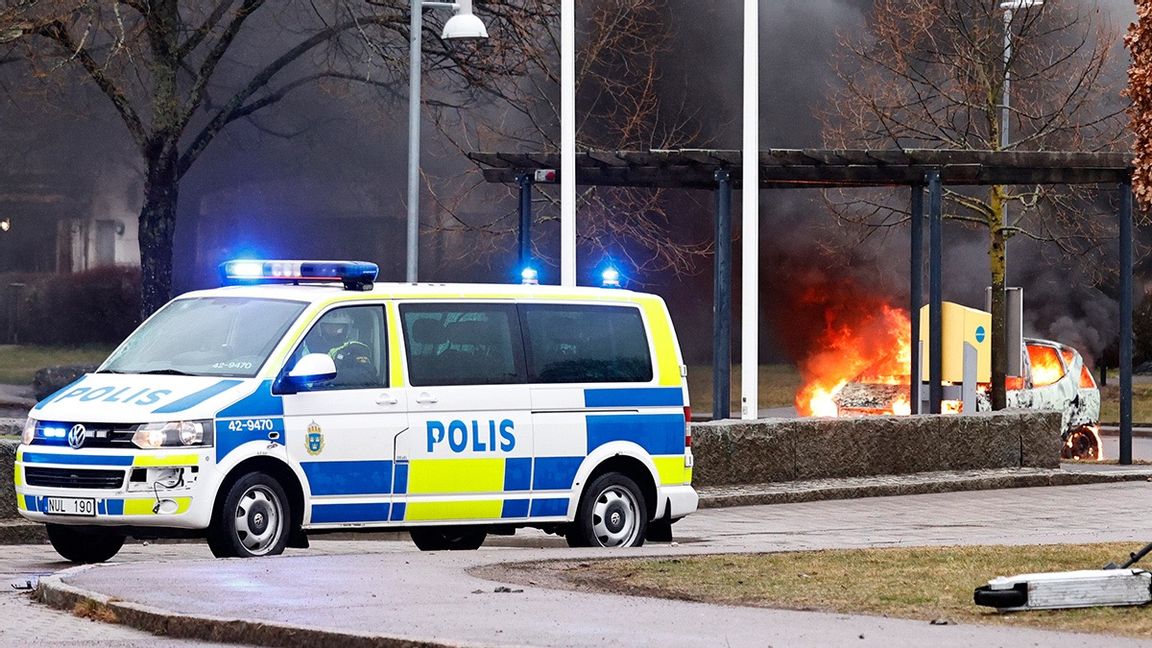 Polisbilar vandaliserades av stenkastare och bilar antändes. Foto: Stefan Jerrevång/TT