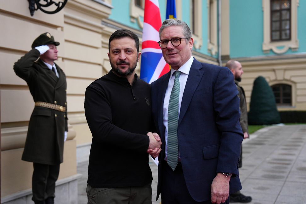 Ukrainas president Volodymyr Zelenskyj och Storbritanniens premiärminister Keir Starmer i Kiev. Carl Court/Pool via AP/TT