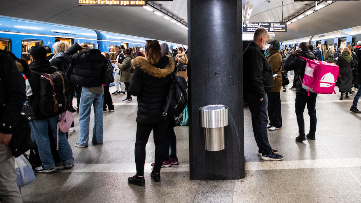 Missnöjet växer bland resenärerna när SL drar ner på antalet avgångar. Genrebild. Foto: Amir Nabizadeh/TT