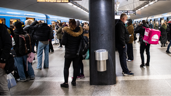 Missnöjet växer bland resenärerna när SL drar ner på antalet avgångar. Genrebild. Foto: Amir Nabizadeh/TT