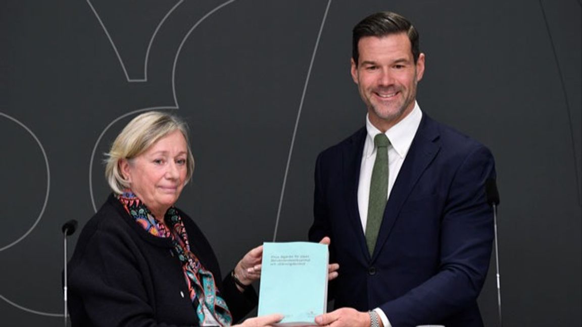 Särskilda utredaren Anita Linder och migrationsminister Johan Forssell under pressträffen. Foto: Jakob Åkersten Brodén/TT.