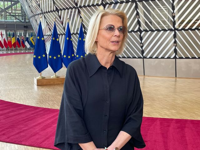 Finansminister Elisabeth Svantesson på väg in till tisdagens EU-möte i Bryssel. Foto: WIktor Nummelin/TT