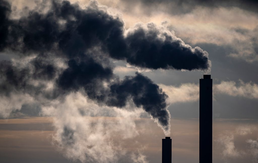 Rök från skorstenarna på ett fjärrvärmeverk. Arkivbild. Foto: Johan Nilsson/TT