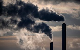 Rök från skorstenarna på ett fjärrvärmeverk. Arkivbild. Foto: Johan Nilsson/TT