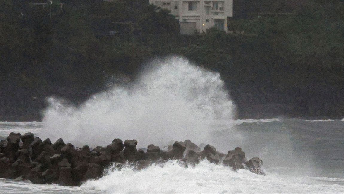 Vågor slår mot kusten i Makurazaki i Kagoshima-prefekturen i västra Japan på onsdagen. Foto: HIDETAKA KOMUKAI/AP/TT