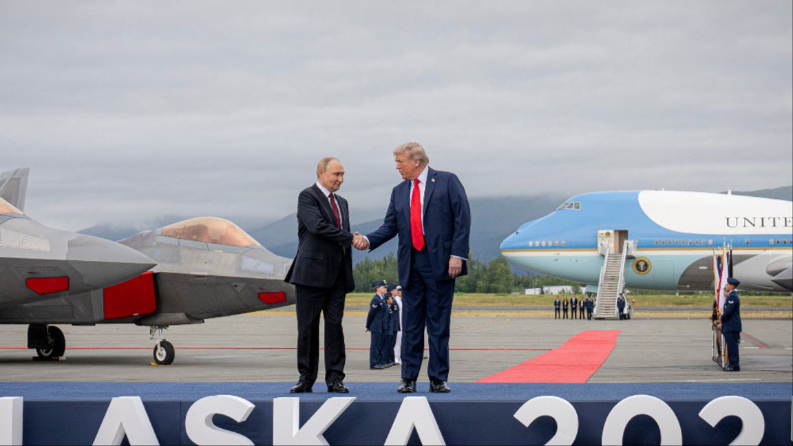 President Donald Trump välkomnar Rysslands president Vladimir Putin till Alaska under mötet den 15 augusti 2025. Foto: Benjamin Applebaum / USA:s försvarsdepartement 