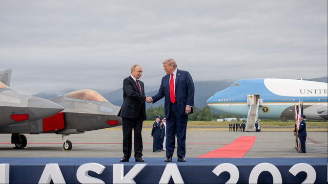 President Donald Trump välkomnar Rysslands president Vladimir Putin till Alaska under mötet den 15 augusti 2025. Foto: Benjamin Applebaum / USA:s försvarsdepartement 