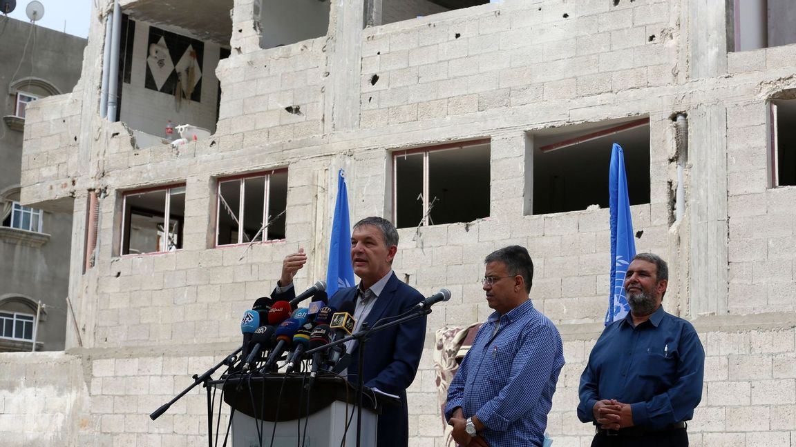 Philippe Lazzarini, UNRWA:s generalkommissionär, talar vid en presskonferens i flyktinglägret Al-Shati på Gazaremsan. Arkivbild. Foto: Adel Hana/AP/TT.