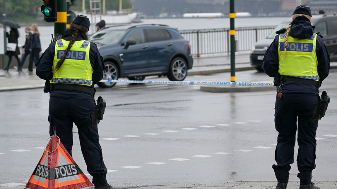 Polis spärrar av kring Kungsträdgården. Foto: Janerik Henriksson/TT