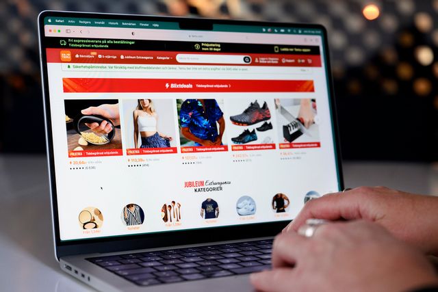 Svenskarna har de senaste åren handlat allt mer från Kina, inte minst från lågprisföretagen Temu och Shein. Jessica Gow/TT