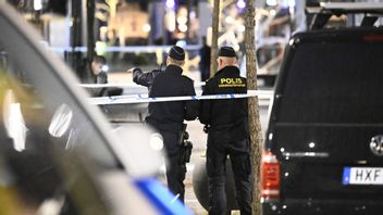 Poliser spärrade av brottsplatsen i Eslöv. Foto: Johan Nilsson/TT