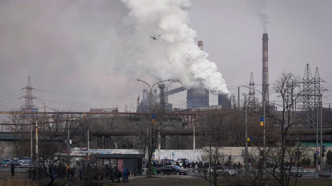 Ståverket Azovstal i Mariupol är under rysk attack under onsdagen. Foto: Sergei Grits/AP/TT