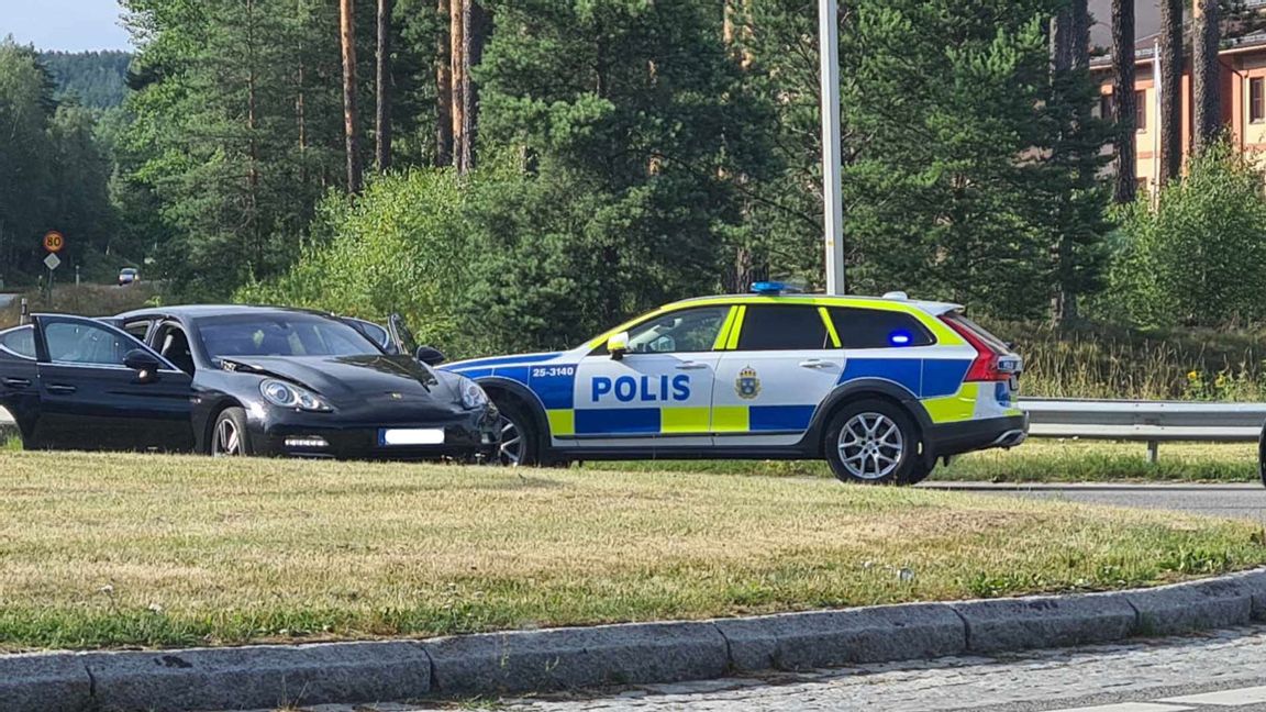 Här i rondellen i Falun tog resan slut för de som stal en Porsche Panamera i Spånga. Foto: Mikael Vingård/Läsarbild