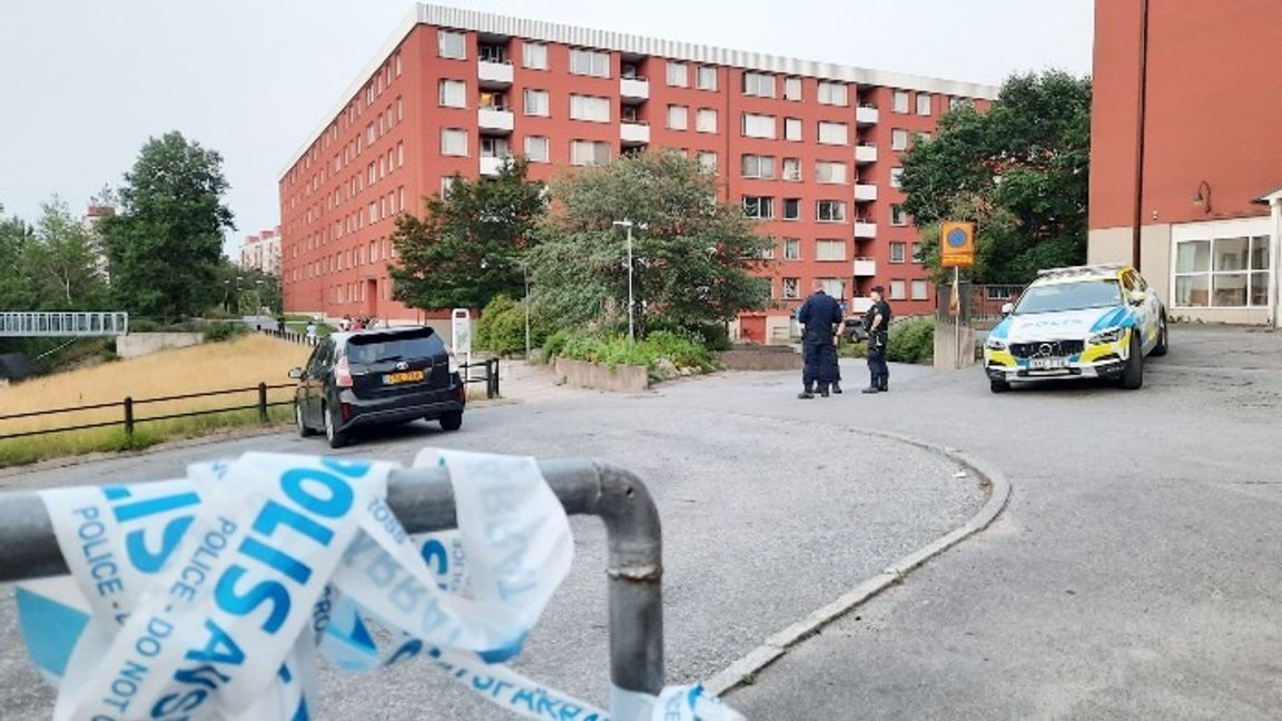 Polisen på plats i Flemingsberg efter skjutningen mot de två små barnen. Foto: Johan Jeppsson/TT