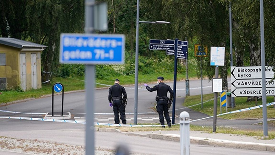 Polisens tekniker vid platsen där en polis sköts tills döds i Biskopsgården i Göteborg. Foto: Björn Larsson Rosvall/TT.