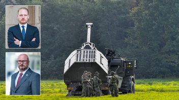 Dagens debattörer Aron Emilsson och Per Söderlund (SD). Försvarsmaktens artilleripjäs Archer. Foto: SD / Jonas Ekströmer/TT