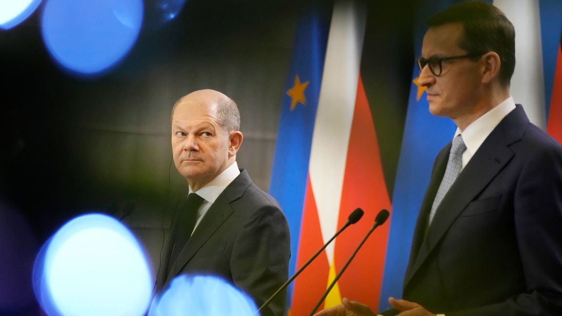 Tysklands nye förbundskansler Olaf Scholz mötte Polens premiärminister Mateusz Morawiecki i Warszawa under söndagen. Foto: Czarek Sokolowski/AP/TT