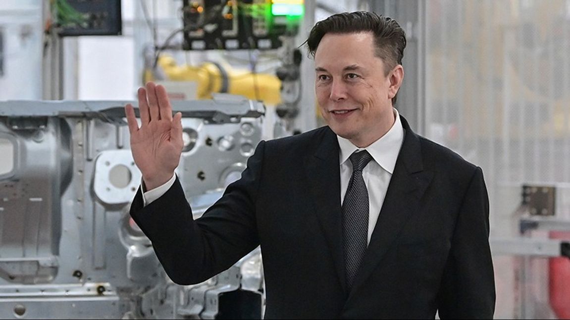 Elon Musk bevistar öppnandet av en Teslafabrik i Tyskland 22 mars. Foto: Patrick Pleul/AP/TT