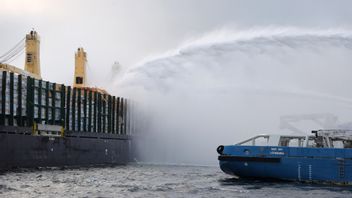 Eldhärjade fraktfartyget Almirante Storni som ligger för ankar vid Vinga i Göteborg. Foto: Adam Ihse / TT