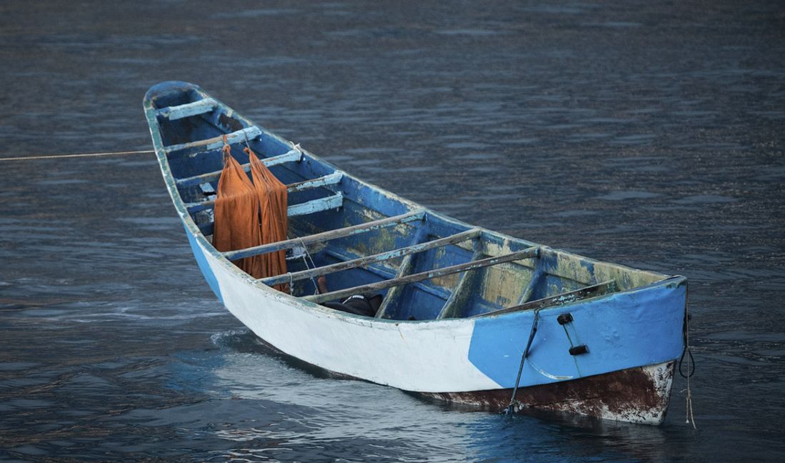 En båt som användes av migranter och som tagits om hand av spanska räddningsmyndigheter utanför Kanarieöarna. Arkivbild. Foto: Andres Gutierrez/AP/TT