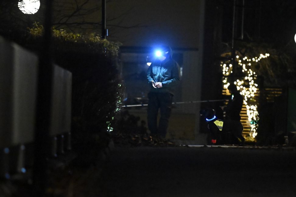 Polisen arbetar i Kälvesta där någonting detonerat i ett bostadsområde. Foto: Claudio Bresciani/TT