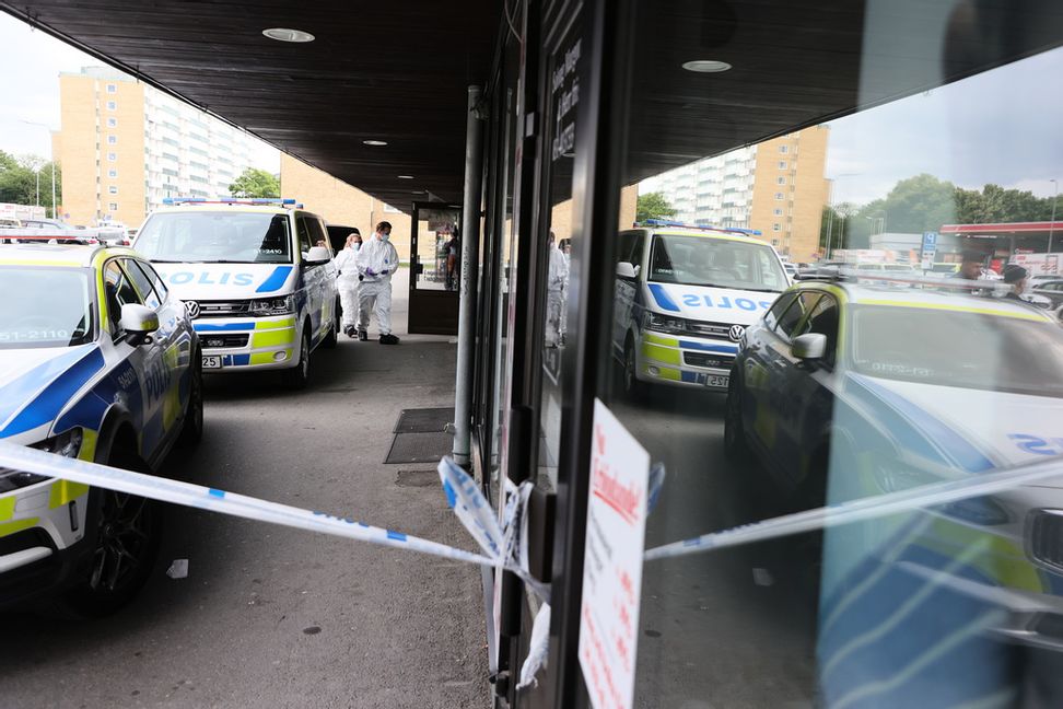 En man i 25-årsåldern sköts till döds inne på en salong vid Marklandsgatan i Göteborg. Den brutala händelsen fångades på film. Foto: Adam Ihse/TT.