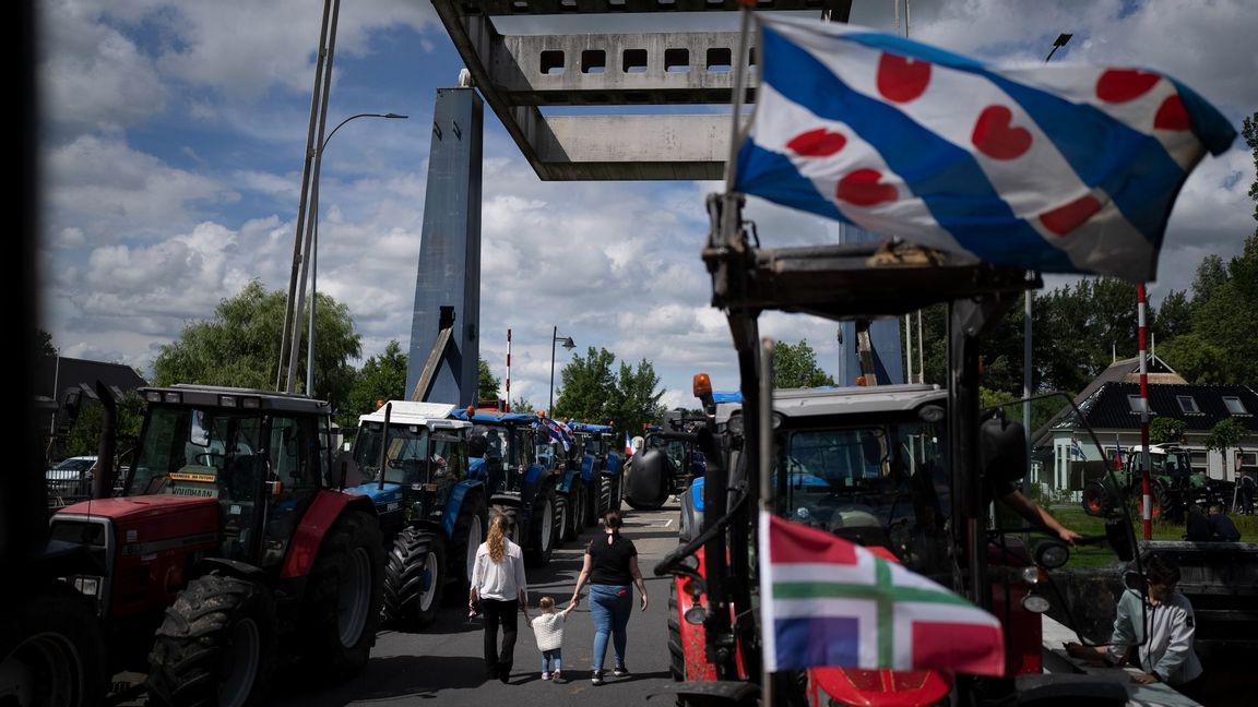 Demonstranter i Gaarkeuken i Nederländerna. Foto: Peter Dejong/AP/TT 