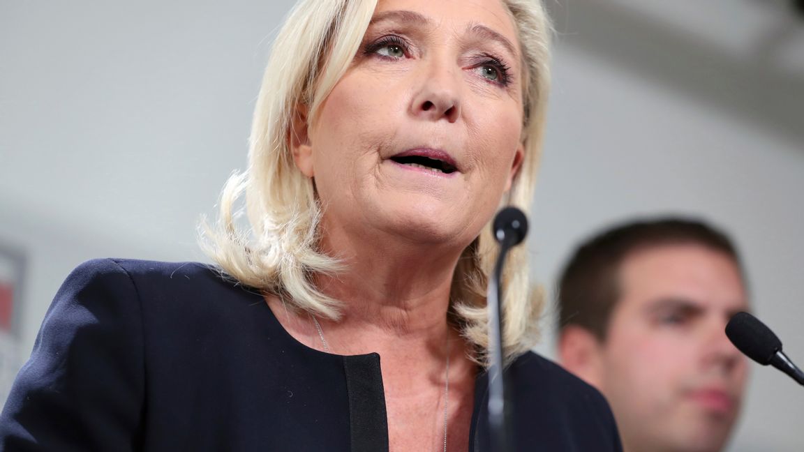 ”Jag betraktar huvudduken som ett islamistiskt plagg ”, säger Marine Le Pen, ledare för det franska nationalkonservativa partiet Rassemblement National. Foto: Thibault Camus/TT/AP