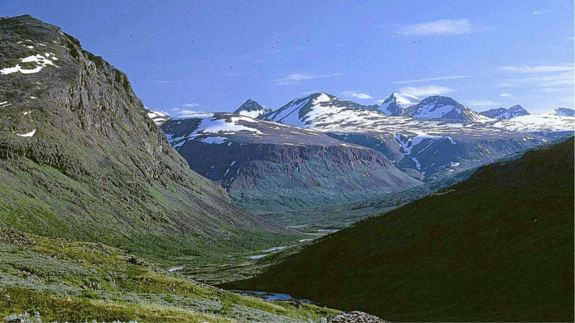 Du gamla, du fria, du fjällhöga nord / Du tysta, du glädjerika sköna / Jag hälsar dig vänaste land uppå jord / Din sol, din himmel, dina ängder gröna. Foto: Svjo, Public Domain, via Wikimedia Foundation