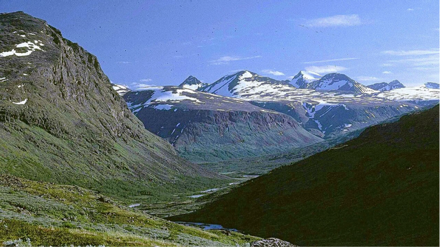 Du gamla, du fria, du fjällhöga nord / Du tysta, du glädjerika sköna / Jag hälsar dig vänaste land uppå jord / Din sol, din himmel, dina ängder gröna. Foto: Svjo, Public Domain, via Wikimedia Foundation