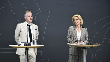 Särskilde utredaren David Longum Caldevik och finansminister Elisabeth Svantesson (M). Ministern tog under tisdagen emot en utredning om brottsbekämpning inom Skatteverket. Foto: Christine Olsson/TT  