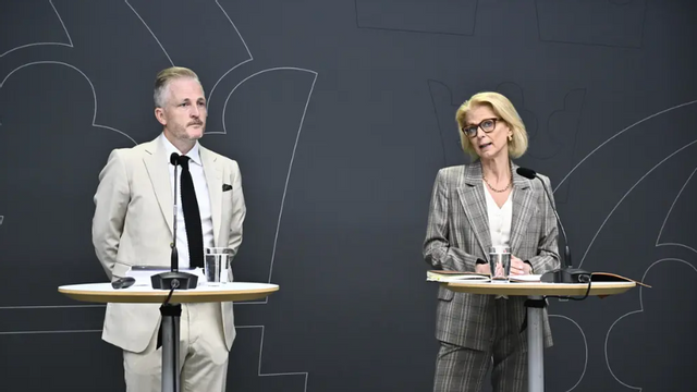 Särskilde utredaren David Longum Caldevik och finansminister Elisabeth Svantesson (M). Ministern tog under tisdagen emot en utredning om brottsbekämpning inom Skatteverket. Foto: Christine Olsson/TT  