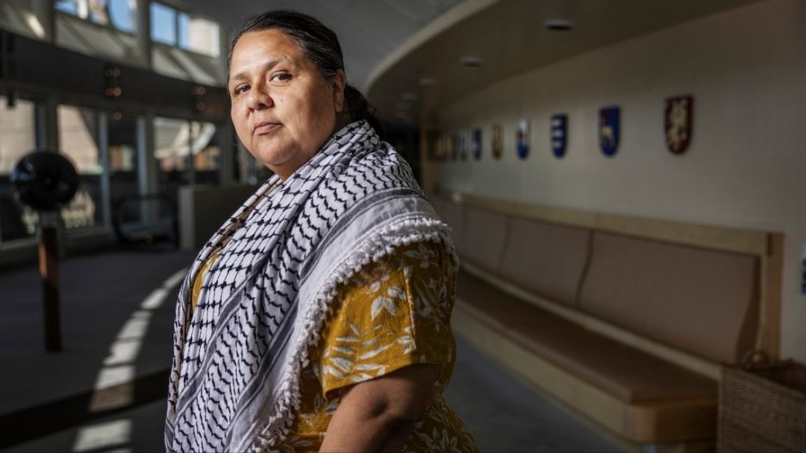 Lorena Delgado Varas och hennes vittberömda palestinasjal. Foto: Linus Sundahl-Djerf/SVD/TT