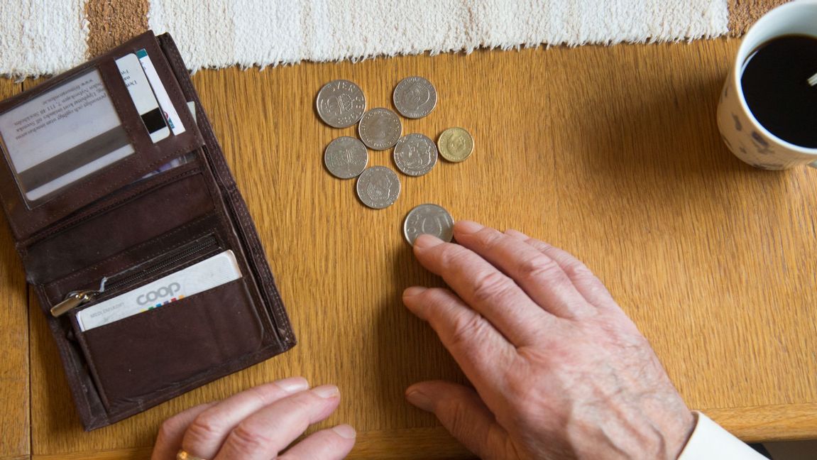 En pensionär räknar pengar vid köksbordet Foto: Fredrik Sandberg / TT /